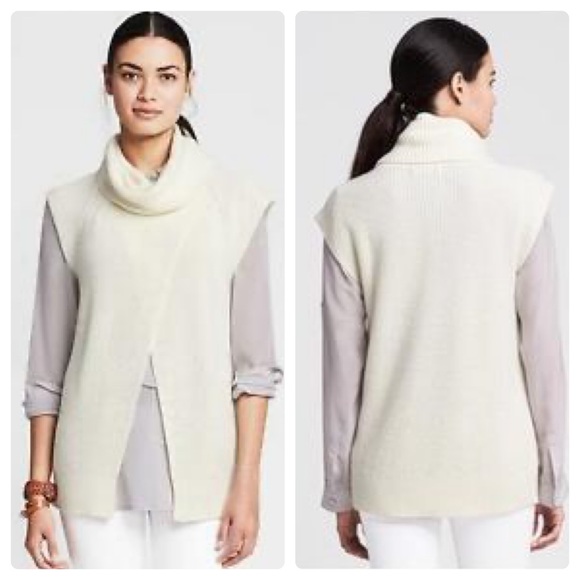 Banana Republic Sweaters - NWT Banana Republic Pleated Turtleneck Sweater